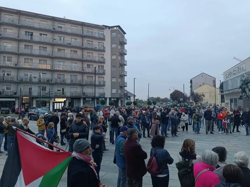VENARIA - Oltre un centinaio di persone per gridare «stop» alla guerra e «si» alla pace a Gaza - FOTO