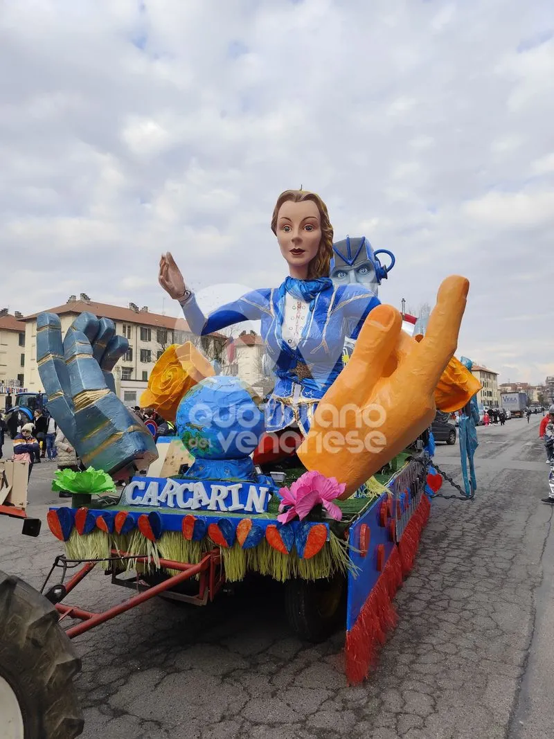 VENARIA - Colori, allegria, dolci, coriandoli e musica: il successo del 48esimo «Real Carnevale Venariese» - FOTO