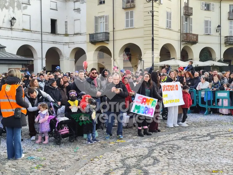 VENARIA - Colori, allegria, dolci, coriandoli e musica: il successo del 48esimo «Real Carnevale Venariese» - FOTO