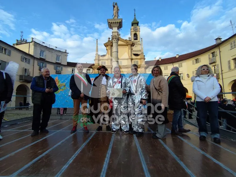 VENARIA - Colori, allegria, dolci, coriandoli e musica: il successo del 48esimo «Real Carnevale Venariese» - FOTO