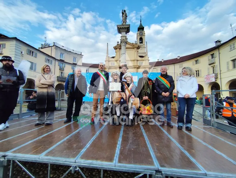 VENARIA - Colori, allegria, dolci, coriandoli e musica: il successo del 48esimo «Real Carnevale Venariese» - FOTO