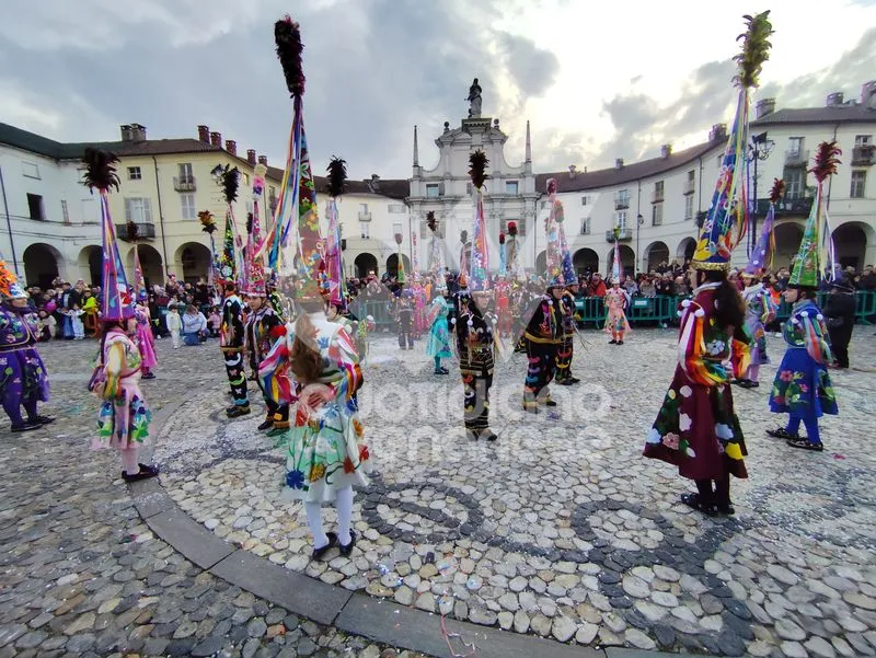 VENARIA - Colori, allegria, dolci, coriandoli e musica: il successo del 48esimo «Real Carnevale Venariese» - FOTO
