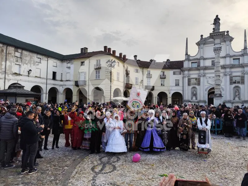 VENARIA - Colori, allegria, dolci, coriandoli e musica: il successo del 48esimo «Real Carnevale Venariese» - FOTO