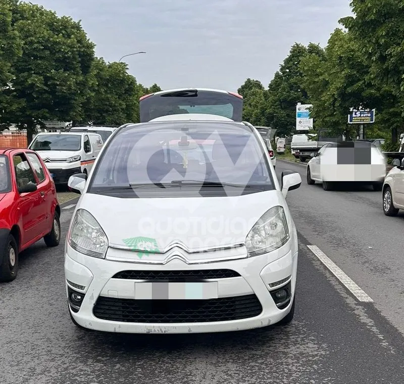 INCIDENTE A VENARIA - Tamponamento fra tre auto in corso Machiavelli: mamma e figlia ferite - FOTO