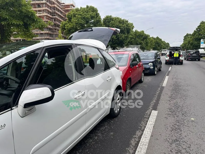 INCIDENTE A VENARIA - Tamponamento fra tre auto in corso Machiavelli: mamma e figlia ferite - FOTO