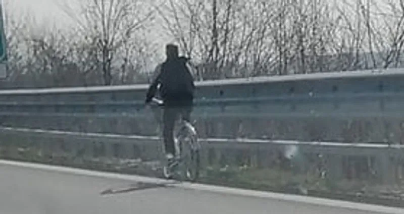 TORINO-VENARIA - Percorre la tangenziale nord in bicicletta sfruttando la corsia di emergenza