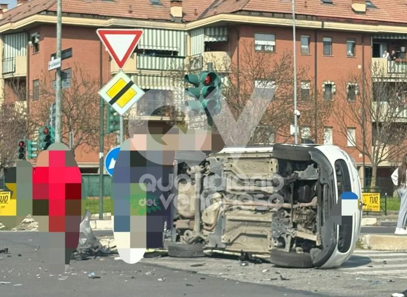INCIDENTE FRA VENARIA E TORINO - Scontro fra due auto in via Druento, una si ribalta: quattro feriti