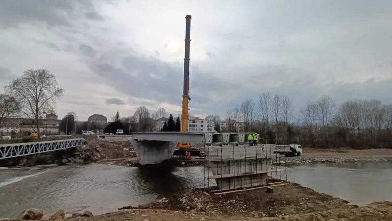 VENARIA - Con il varo delle travi entra nella fase finale il cantiere del nuovo ponte sul Ceronda - FOTO