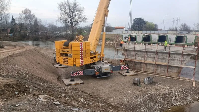 VENARIA - Con il varo delle travi entra nella fase finale il cantiere del nuovo ponte sul Ceronda - FOTO