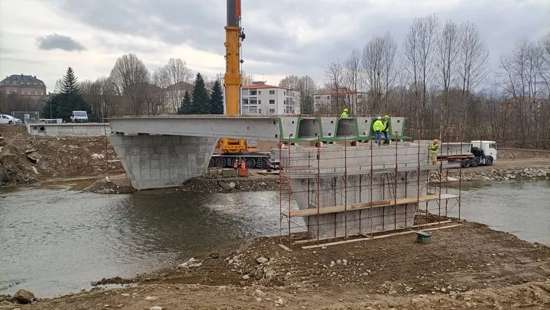 VENARIA - Con il varo delle travi entra nella fase finale il cantiere del nuovo ponte sul Ceronda - FOTO