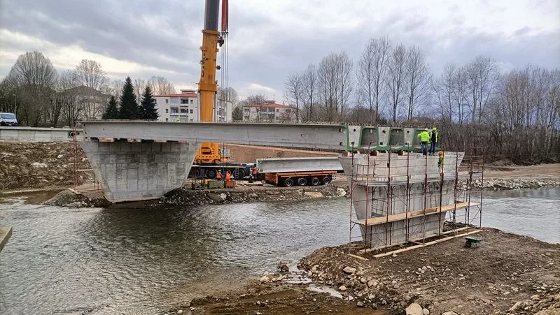 VENARIA - Con il varo delle travi entra nella fase finale il cantiere del nuovo ponte sul Ceronda - FOTO