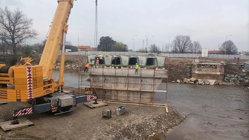 VENARIA - Con il varo delle travi entra nella fase finale il cantiere del nuovo ponte sul Ceronda - FOTO