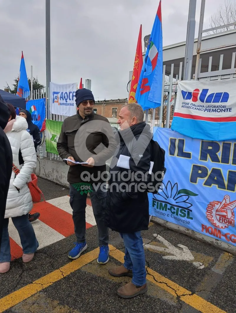 VENARIA - Volantinaggio dei sindacati alla «Marelli»: «Lotta per garantire il futuro aziendale» - FOTO