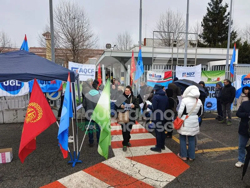 VENARIA - Volantinaggio dei sindacati alla «Marelli»: «Lotta per garantire il futuro aziendale» - FOTO