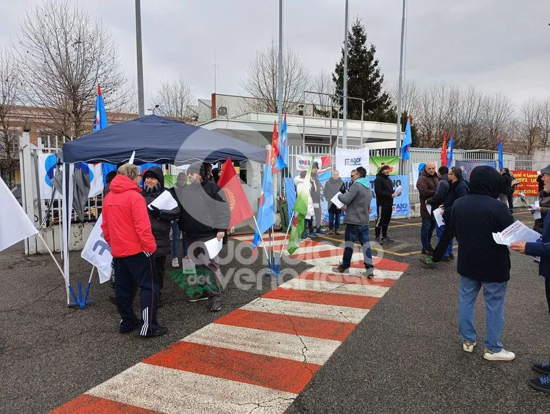 VENARIA - Volantinaggio dei sindacati alla «Marelli»: «Lotta per garantire il futuro aziendale» - FOTO
