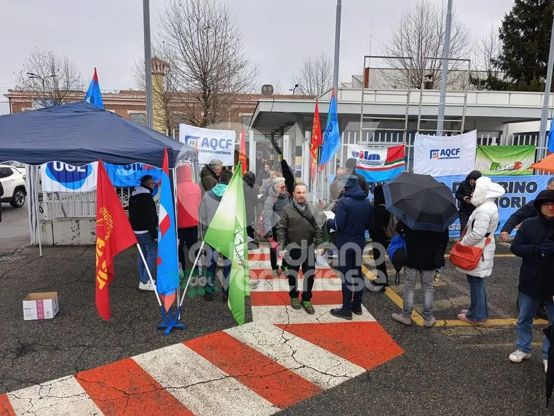 VENARIA - Volantinaggio dei sindacati alla «Marelli»: «Lotta per garantire il futuro aziendale» - FOTO