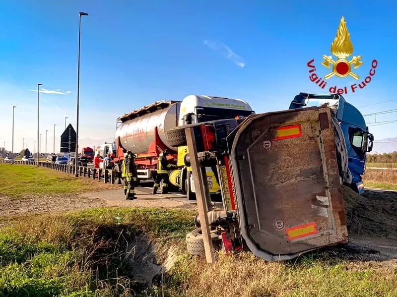 VEROLENGO - Scontro tra due camion sulla provinciale, uno alimentato con Gas Naturale Liquefatto - FOTO