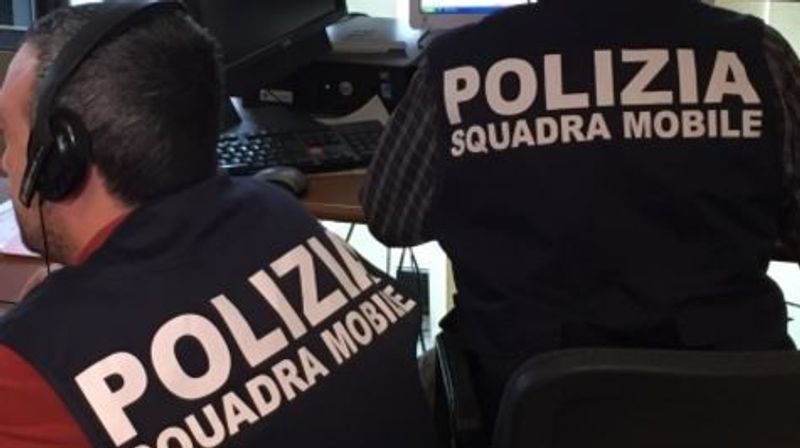 TORINO SUD - Rapina un anziano all'uscita da scuola del nipotino: arrestato dalla Polizia
