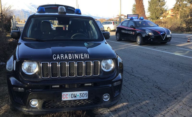 VILLANOVA CANAVESE - Taglia la strada a un motociclista e fugge senza soccorrerlo: automobilista denunciato