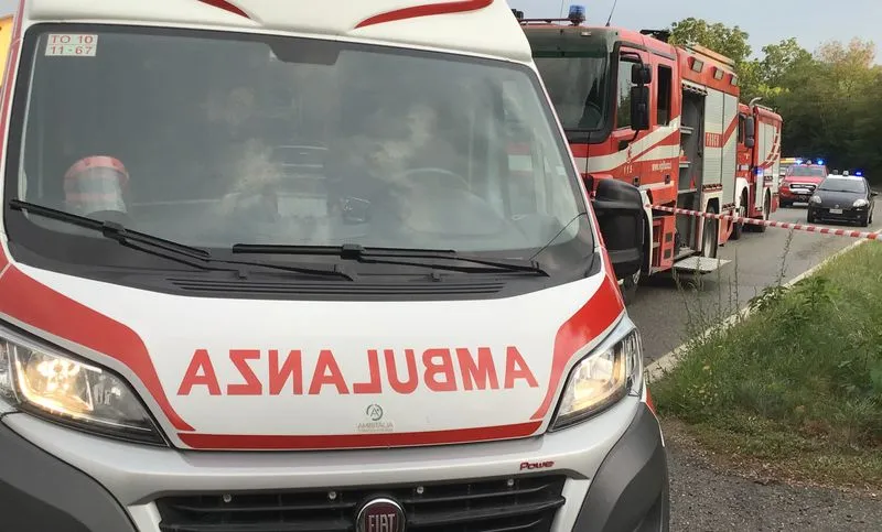 VILLASTELLONE - 18enne investita mentre va a scuola, sbalzata dopo l'urto dentro un canale