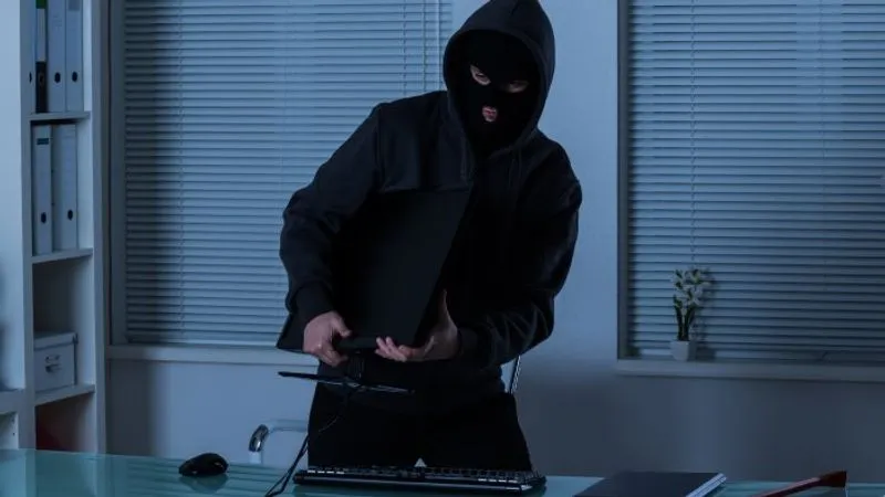 VILLASTELLONE - Ladri in azione alla scuola media: rubati computer e svaligiata la cassaforte