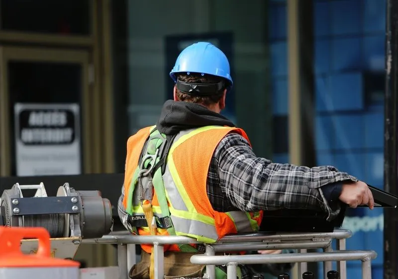 VINOVO - Lamentele dei commercianti del villaggio Dega: «Il cantiere del sottopasso ci penalizza, vendite in forte calo»