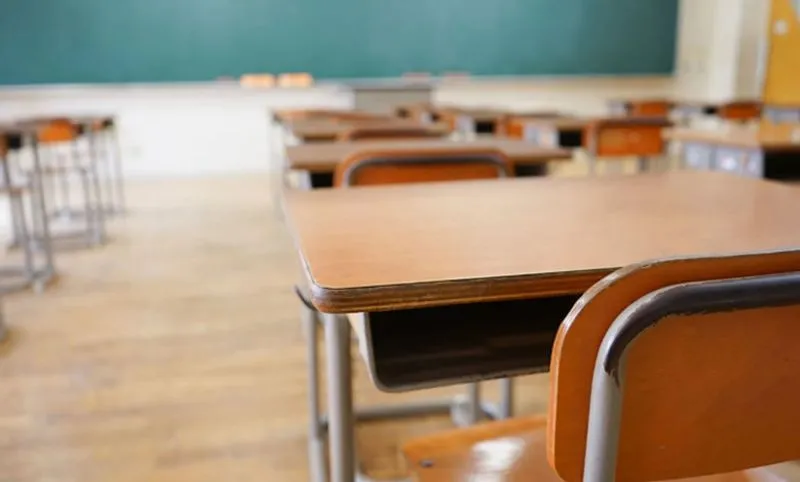 VINOVO - Una finestra della scuola di Garino si rompe e cade su un banco: ferito un collaboratore scolastico