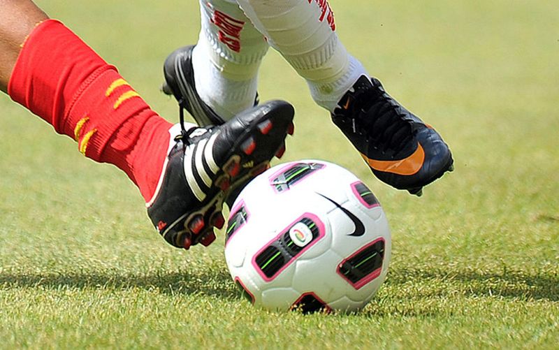 VINOVO - Muore il padre dell'attaccante poche ore prima della partita, niente rinvio: la squadra scende in campo in sette