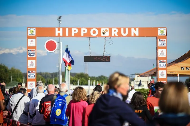 VINOVO - Un'intera domenica all'ippodromo tra cavalli e la corsa podistica Hipporun