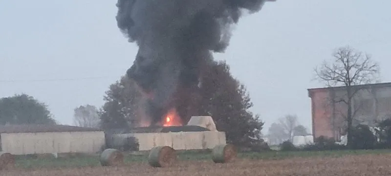 VIRLE - Allarme per un incendio vicino a un cascinale: colonna di fumo nero visibile a chilometri di distanza - FOTO