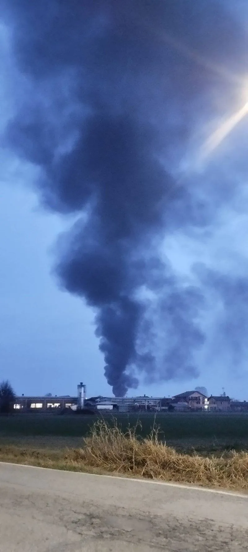 VIRLE - Allarme per un incendio vicino a un cascinale: colonna di fumo nero visibile a chilometri di distanza - FOTO