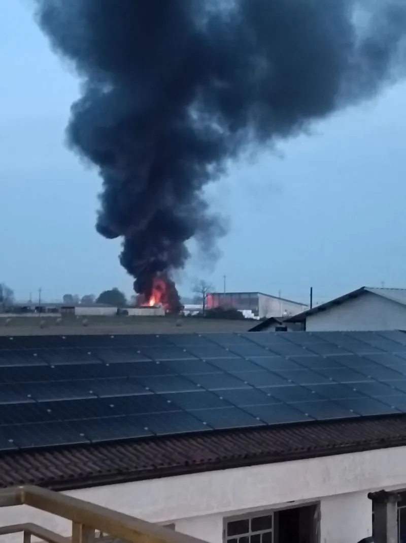VIRLE - Allarme per un incendio vicino a un cascinale: colonna di fumo nero visibile a chilometri di distanza - FOTO