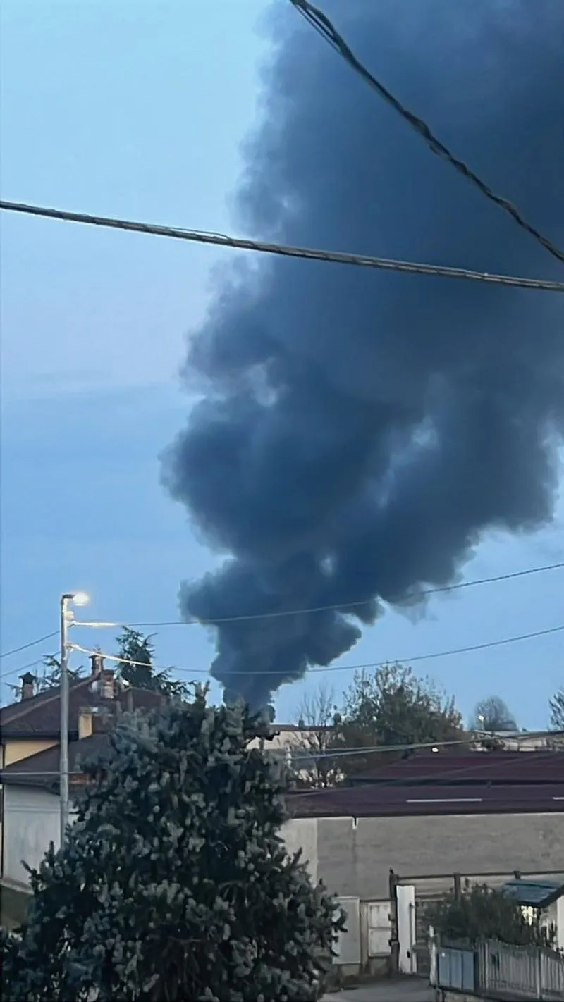 VIRLE - Allarme per un incendio vicino a un cascinale: colonna di fumo nero visibile a chilometri di distanza - FOTO