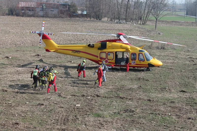 INCIDENTE MORTALE A VIRLE - Escono di strada con l'auto e si schiantano contro un ponticello: un morto e due feriti