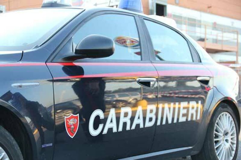 VIRLE - Assalto all'ufficio postale: rapinatore armato di coltello fugge con 3.500 euro