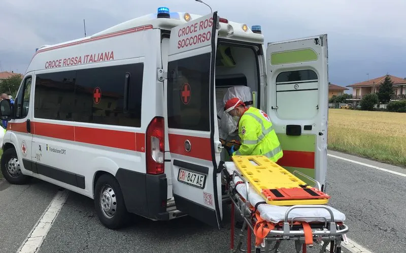 VISCHE - Auto si ribalta sulla provinciale, due pensionati feriti
