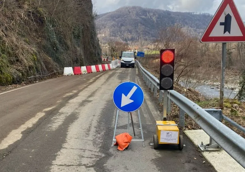 VISTRORIO - Dopo la frana riapre la provinciale (ma con il semaforo)