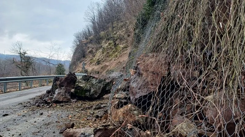 VISTRORIO - Precipitano massi sulla provinciale 61: strada chiusa e traffico deviato - FOTO