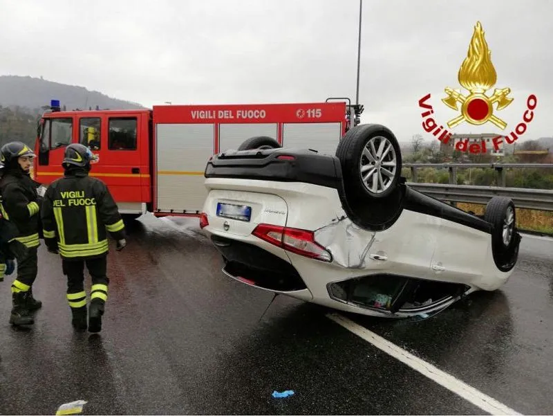 VOLPIANO - Si ribalta in autostrada dopo lo svincolo, automobilista finisce in ospedale in codice giallo