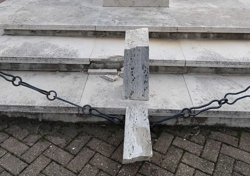 VOLPIANO - Danneggiato il monumento di piazza Italia: «Servono telecamere e più controlli»