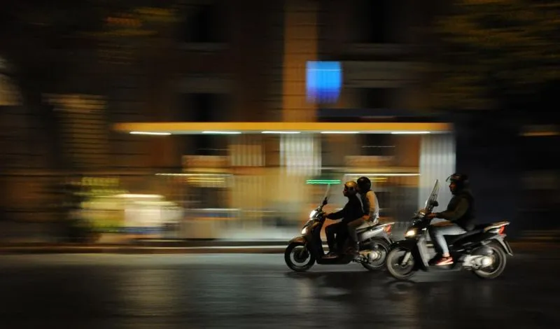 VOLPIANO - Rifiuti abbandonati, atti vandalici e corse in moto tra piazza Italia e piazza Madonna: fioccano le lamentele